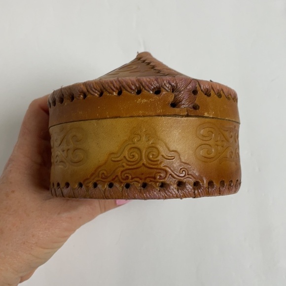Leather Tooled Handmade Trinket Box Lid - Picture 15 of 16